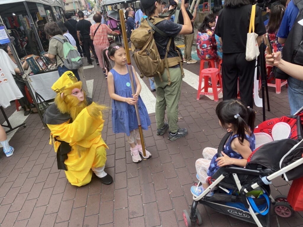 小朋友與扮妝民眾互動