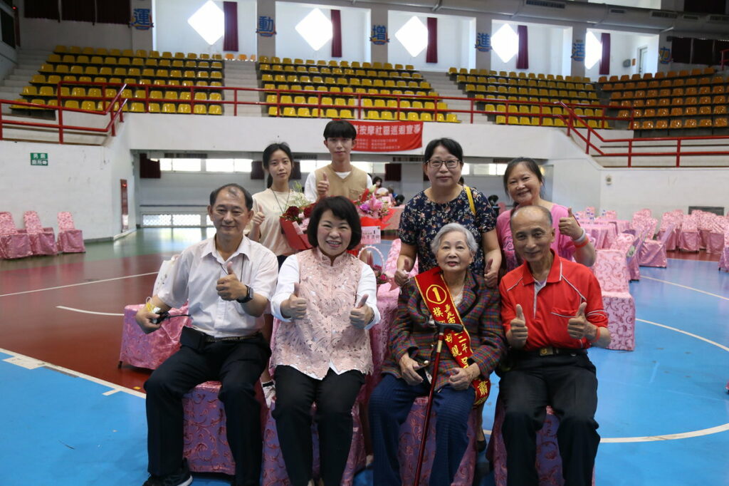 市長與模範母親吳李肅卿女士及家人合照