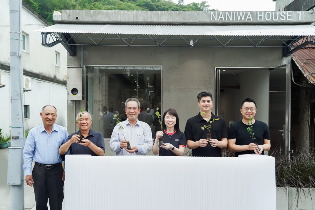 茶籽堂首間品牌土地概念店「朝陽社區店」與朝陽社區的老屋改建成共享空間「浪速計畫 Naniwa House 1」盛大開幕,左至右分別為朝陽社區發展協會前理事長蘇朝麟、理事長邱福來、朝陽里里長李順義、星展銀行(台灣)集團推廣策略暨傳訊處負責人蘇怡文、茶籽堂創辦人趙文豪、Alife負責人游適任。