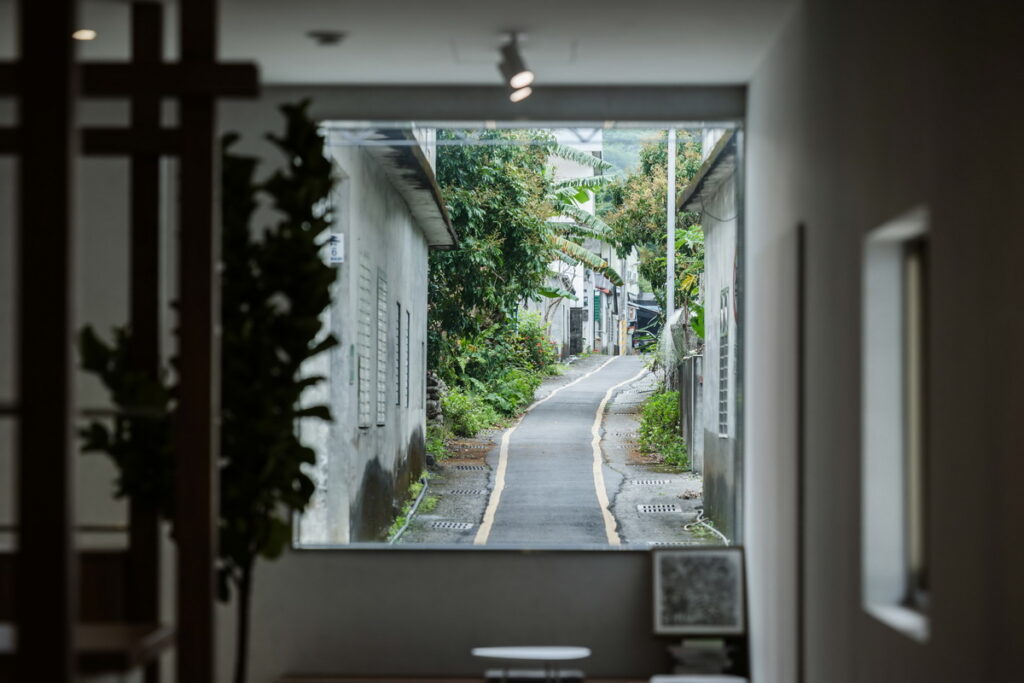 浪速計劃Naniwa House 1 內一扇看得見社區的窗景,在空間裡建構山與海的語彙,隨時映照自然。