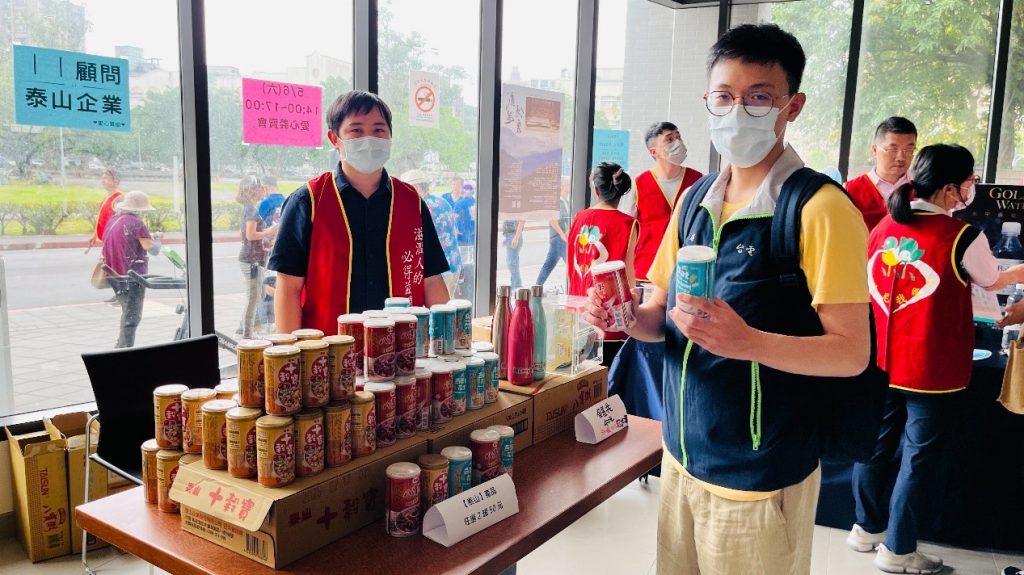 台電志工團協助伯大尼舉辦「只想有家」義賣會。