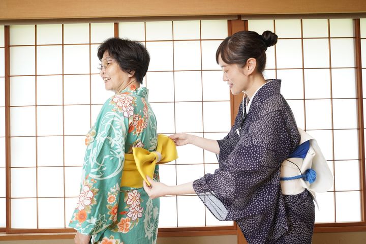 「花色浴衣體驗」為媽媽換穿花浴衣,寵媽加倍紀錄美好時刻。 圖:日勝生加賀屋/提供