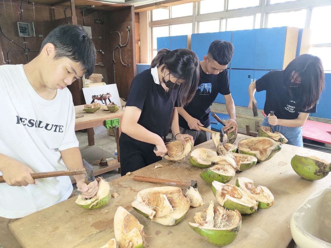 漾新聞|廢棄椰子殼結合保特瓶製作成「椰絲環保磚」中正高工專題製作全國第一