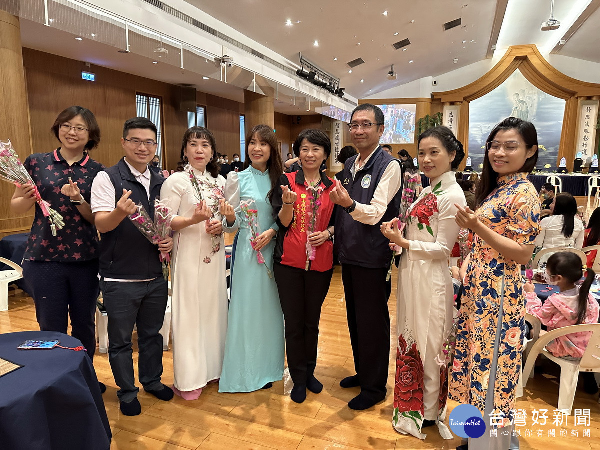 林處長（右四）代表縣長贈康乃馨祝福新住民媽媽快樂。（記者扶小萍攝）