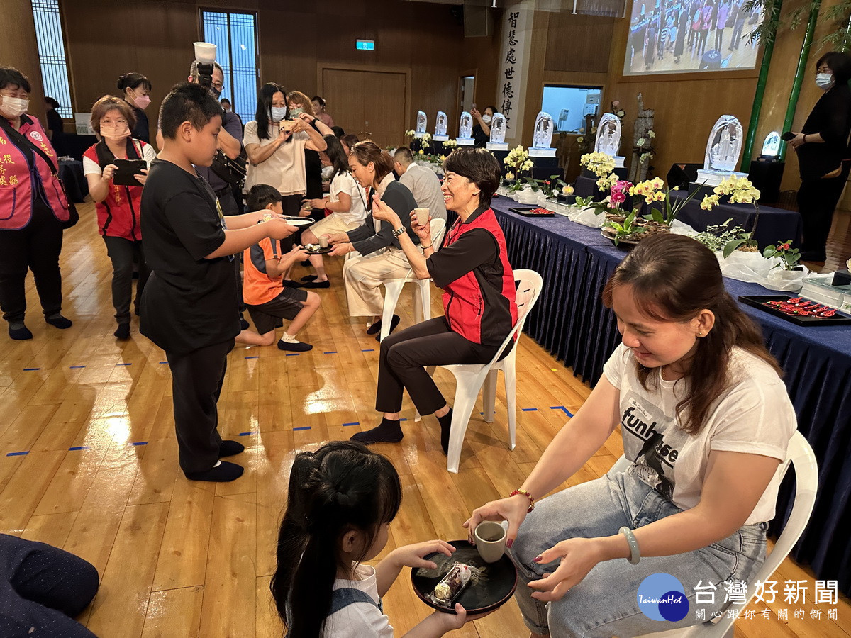 子女為媽媽奉茶孝親。(記者扶小萍攝)