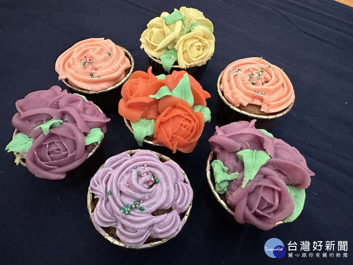 活動中手作玫瑰花杯子蛋糕十分吸睛。(記者扶小萍攝)