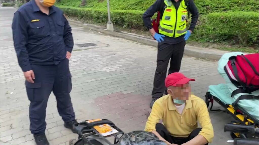 ▲ 紅帽翁疑因暈眩倒地卻拒絕就醫,員警電話接通兒子勸說才答應就醫 (圖/台中市警察局 提供)