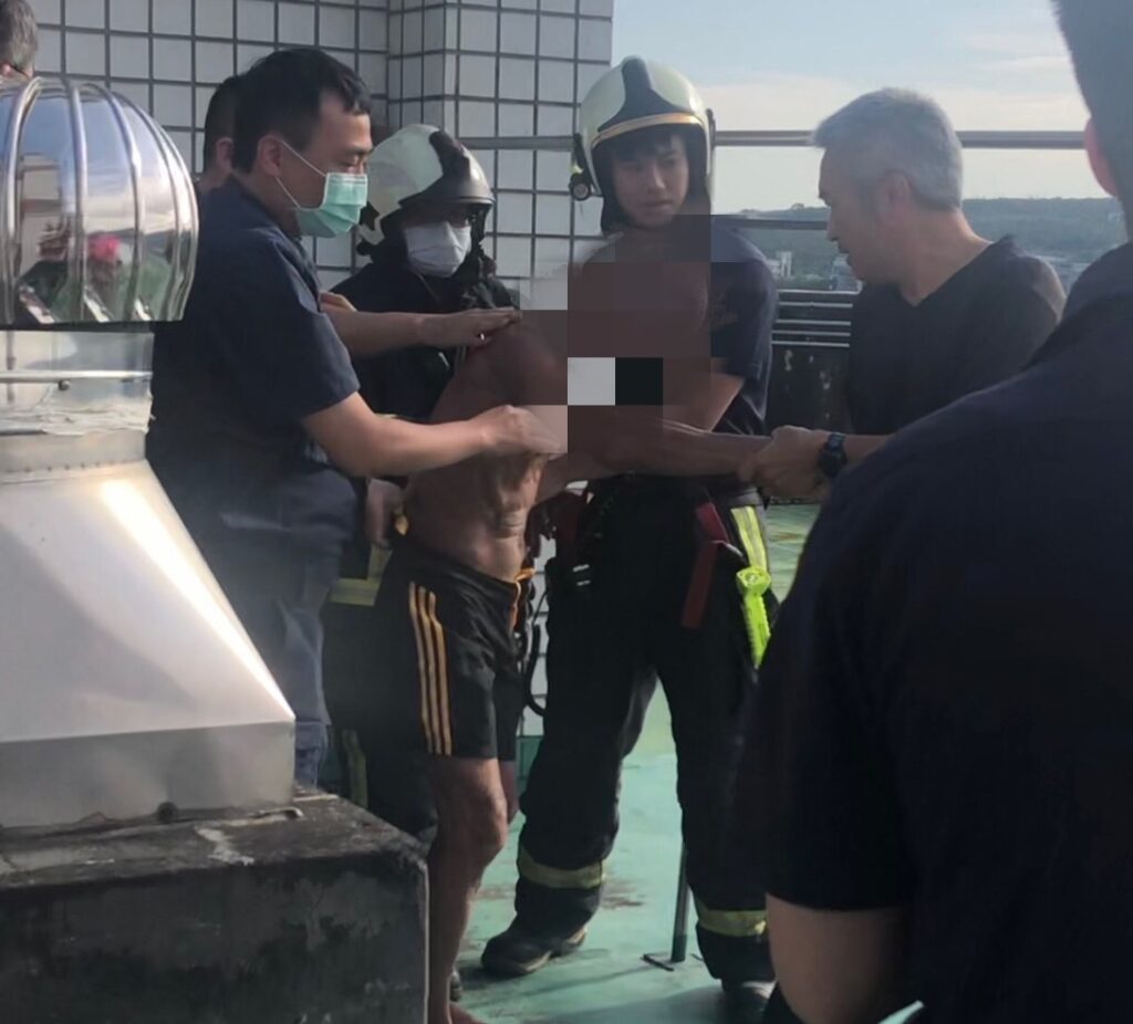▲ 男子情緒趨於穩定,卸下心防同意警消救援將其攙扶下樓 (圖/台中市警察局 提供)