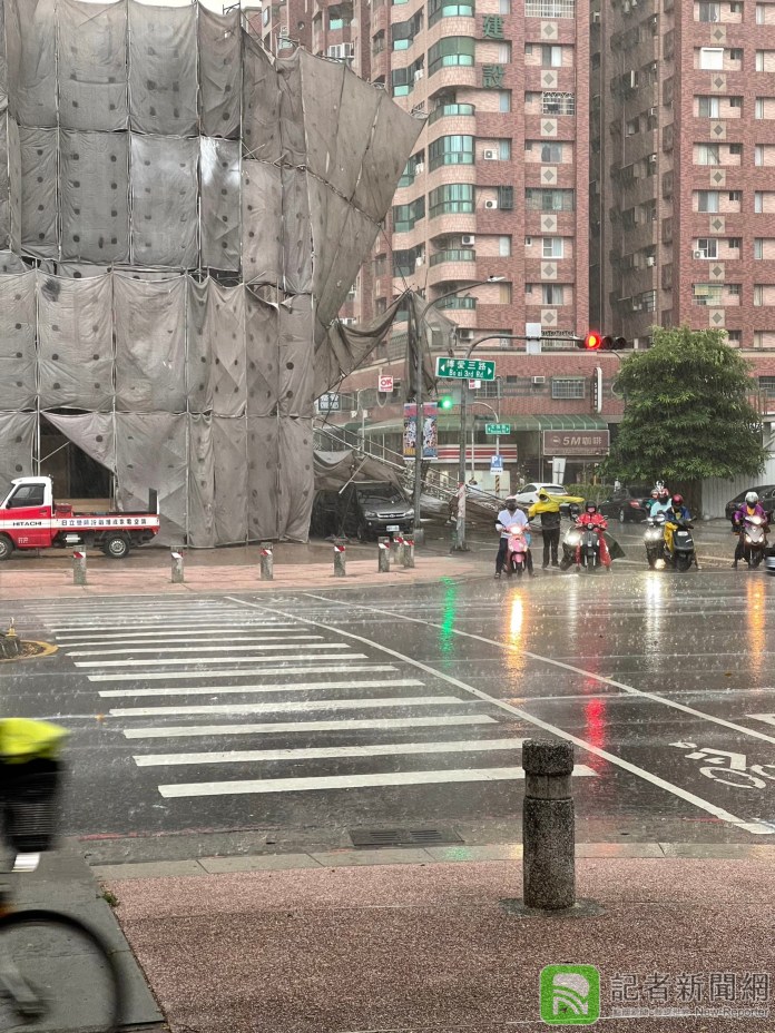 大雨惹的禍?高雄左營工地鷹架倒塌 壓毀3輛自小客車
