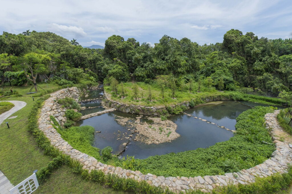 擁有生態多樣性、重視環境永續的鑽石級綠建築—滬尾藝文休閒園區為夏令營主要場域。