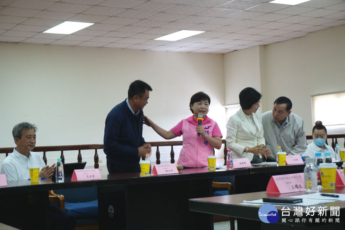 楊瓊瓔預祝農委會主委陳吉仲即將接任農業部首任部長。