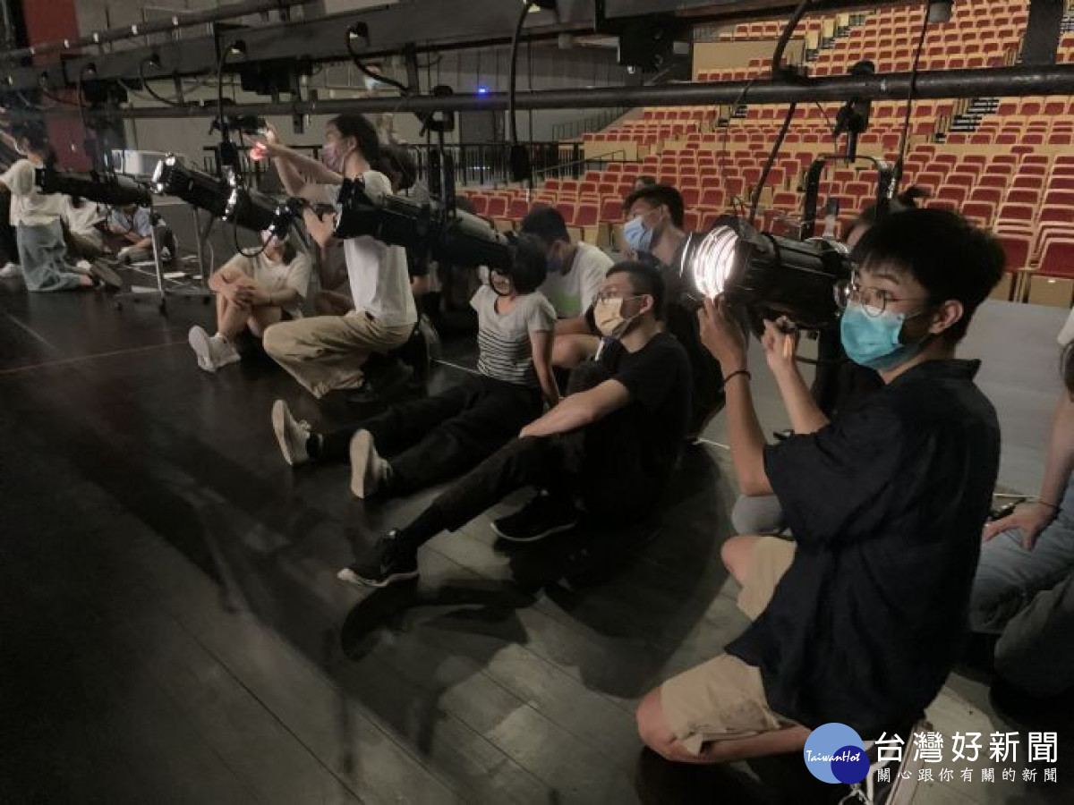 桃園市政府藝文設施管理中心自108年起持續推動青世代對劇場及戲劇的認識及參與。<br /><br />