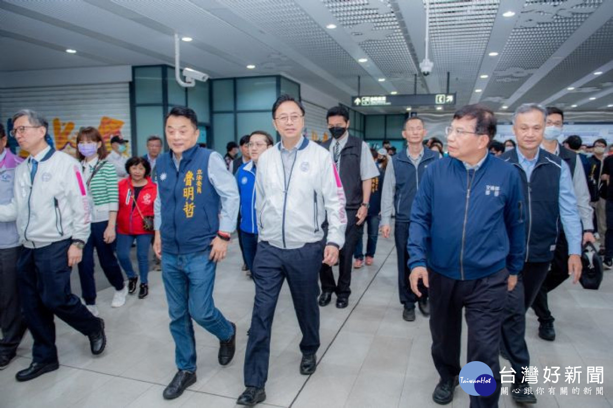 桃園市長張善政陪同立法院交通委員會及交通部考察機捷延伸線通車進度。