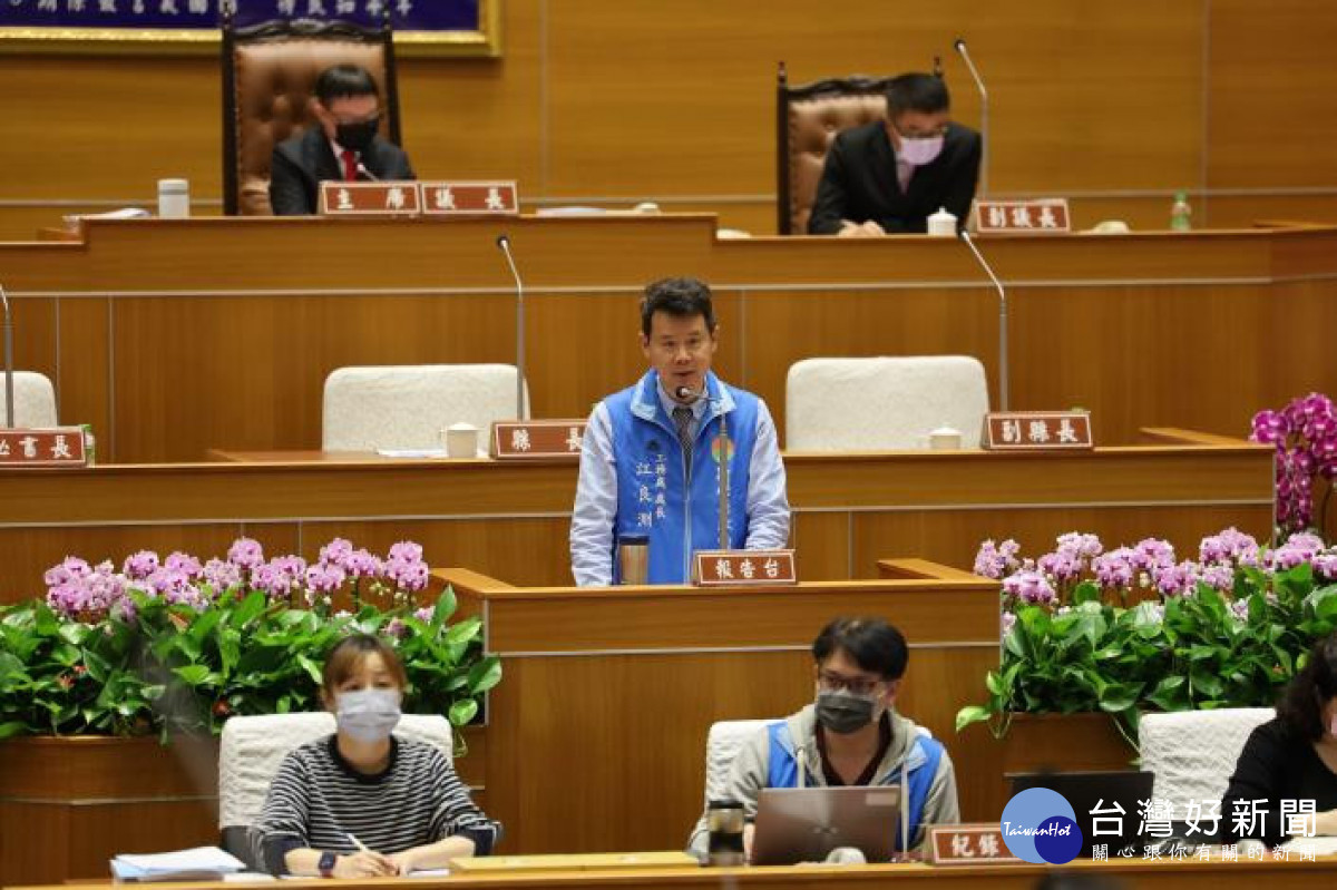 新竹縣政府工務處長江良淵至議會專案報告豐采520旁道路坍塌事件。