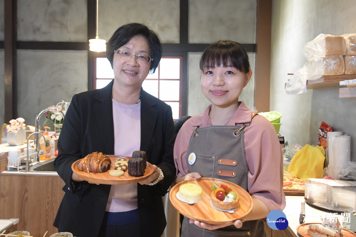 彰化縣長王惠美8日上午前往為彰化青年楊雅婷，返鄉創業予以鼓勵，且頒發向縣府申請的最高補助金30萬元。圖／彰化縣政府提供