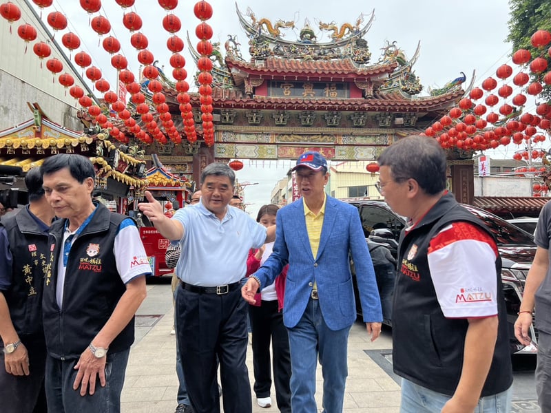 雲林前縣長張榮味(前左2)8日陪同郭台銘(前右2) 參拜雲林縣西螺福興宮媽祖。中央社