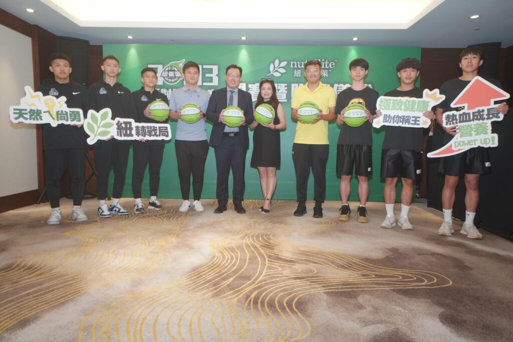 教育部體育署鄭世忠署長、安麗台灣行銷長陳怡靜、受贈學校代表共同出席活動