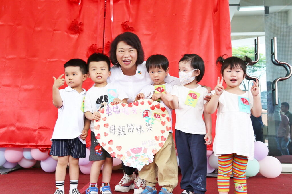 幼生送卡片給市長
