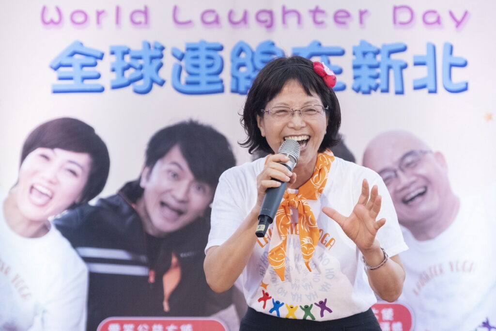 吳淑美笑長榮獲大笑比賽個人組冠軍,也是今年世界愛笑日的主持人之一