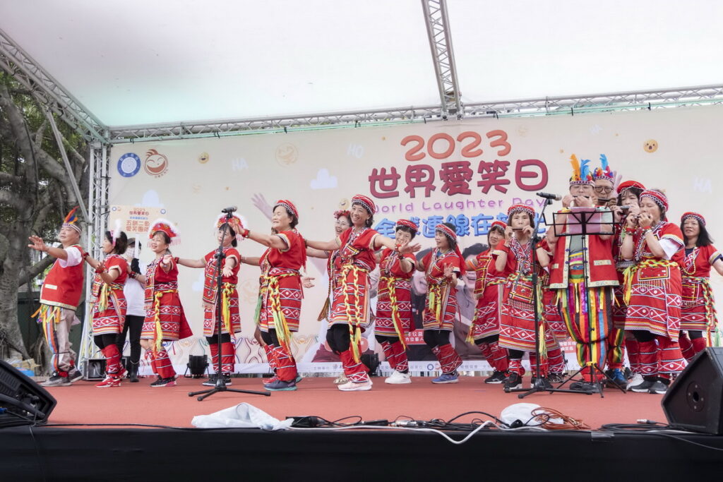 榮獲愛笑大遊行評選第一名的五餅二魚愛笑團隊,特地以原住民傳統服飾精心打扮