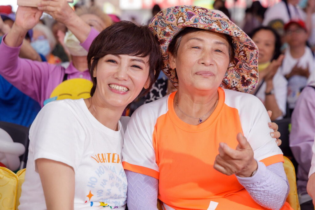 王淑芳理事長帶媽媽一同出席活動,媽媽也與愛笑憶起學堂參與舞台演出