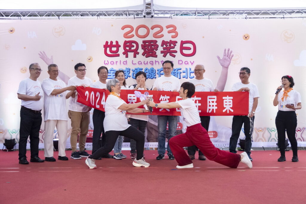 _2024世界愛笑日將移師屏東舉行,屏東萬年公園愛笑俱樂部劉玉葉笑長也親自來到現場與王淑芳理事長接棒