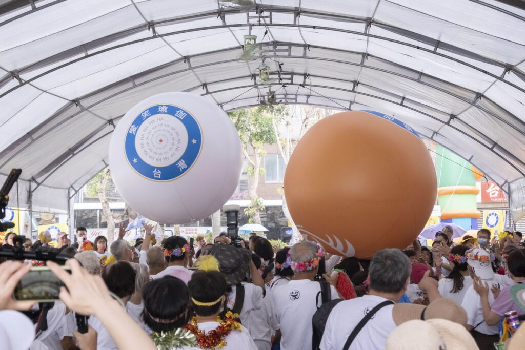 世界愛笑日現場的傳大球活動,讓許多長者也跟著動起來推球