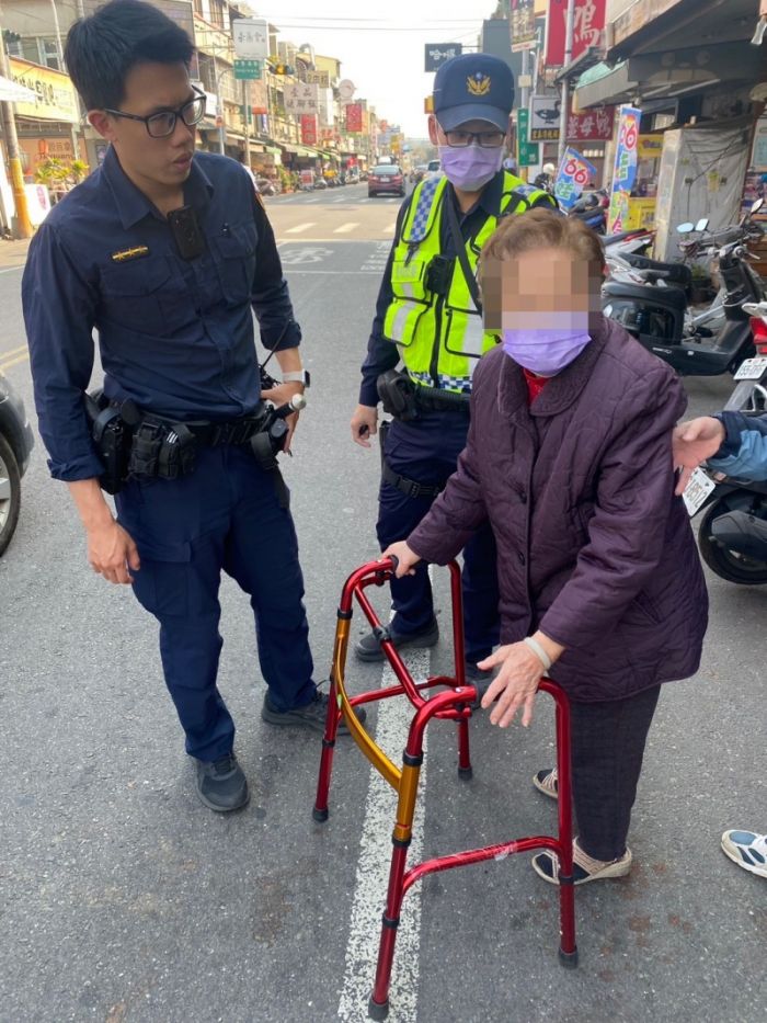 老嫗呆站路旁多時 暖護送返家足感心