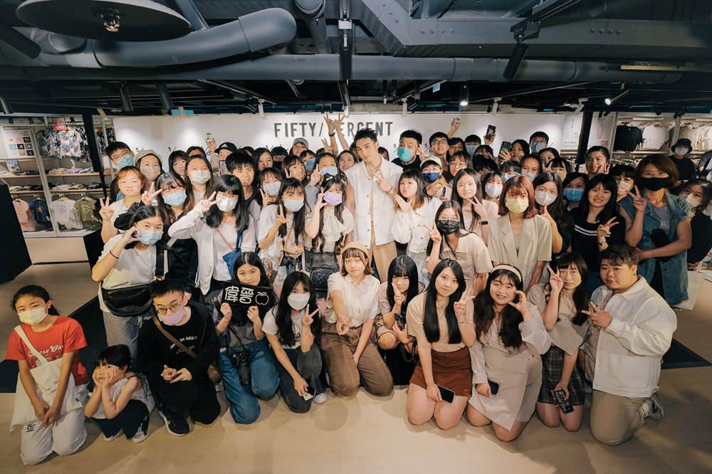 現場更有粉絲為了能與黃偉晉合照、零距離接觸,徹夜排隊,讓人感受到他的魅力。(圖/50% FIFTY PERCENT品牌提供)