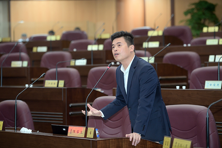 憂心少子化嚴重學生數缺口增大 市議員陳睿生:偏鄉小校應轉型實驗中小學。(圖/市議會提供)
