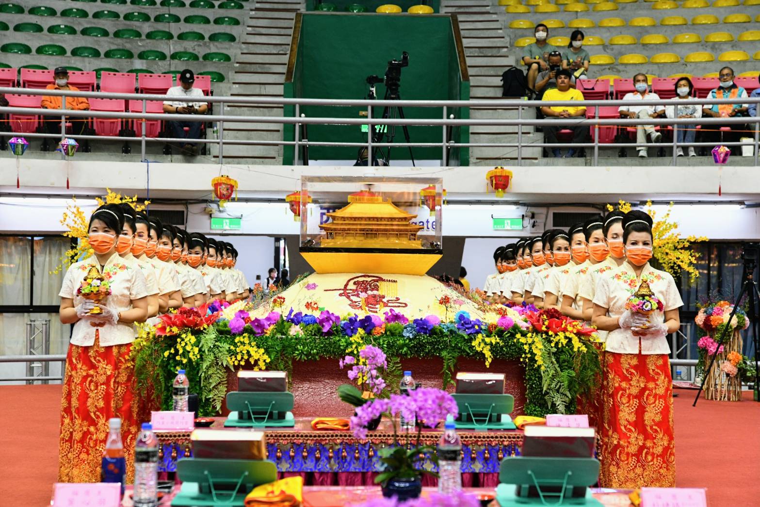 ▲台東指標媽祖廟東海龍門天聖宮主辦台東天后護僧佑民梁皇大法會,邀請到首次到台東的懿馨獻供團隊,於莊嚴法場中隆重獻供。(圖/東海龍門天聖宮 提供)