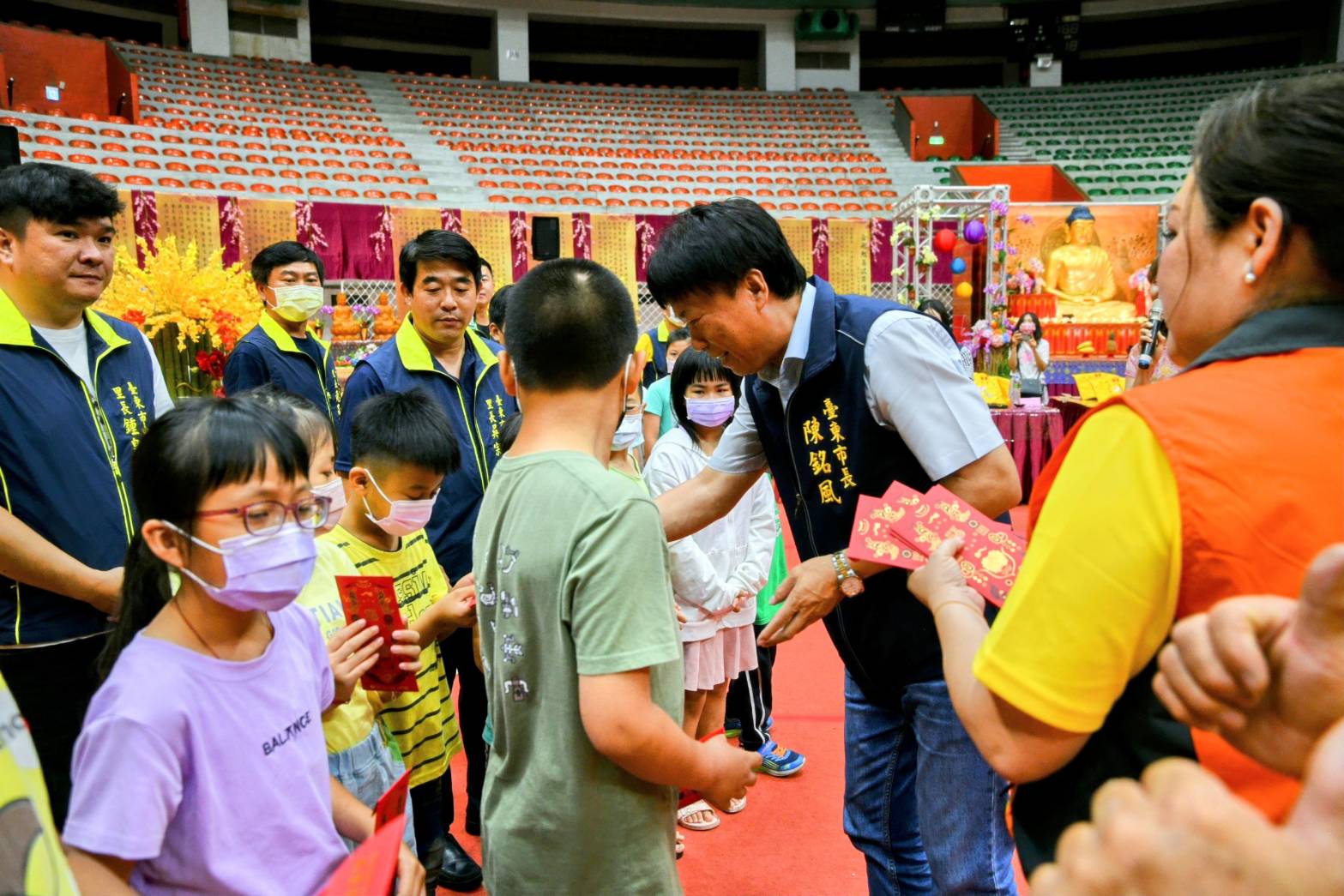 ▲台東市市長陳銘風(右)親自出席天后護僧佑民梁皇大法會開香晚會,頒發由里長舉薦符於清寒助學金標準的優秀學子。(圖/東海龍門天聖宮 提供)