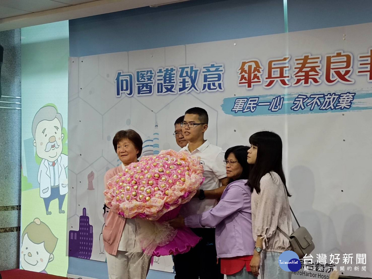 秦良丰準備巧克力花束贈送給童綜合醫院護理師團隊，祝福護理師節快樂。