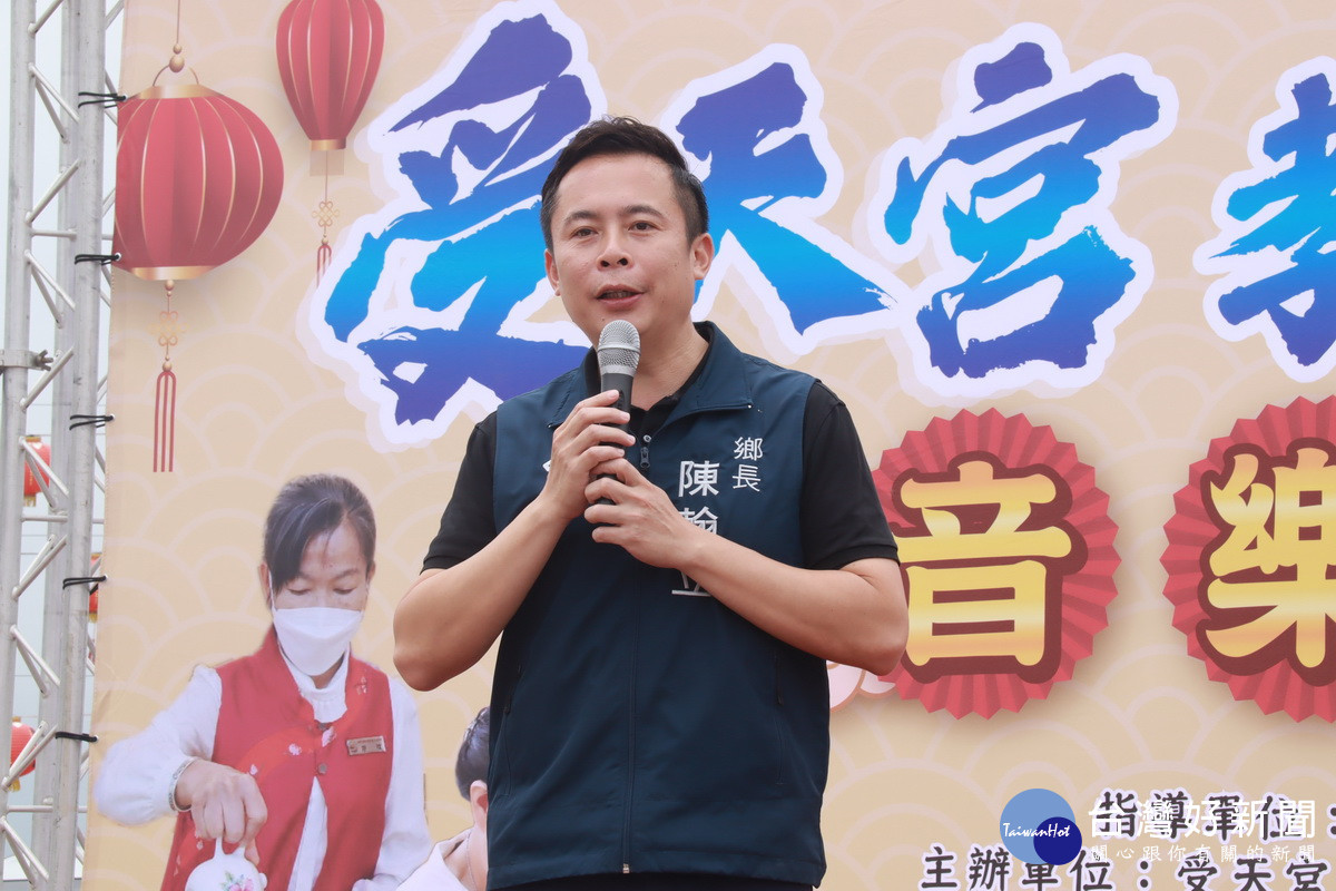 陳鄉長感謝受天宮與松嶺協會推廣地方茶產業的用心。(記者扶小萍攝)