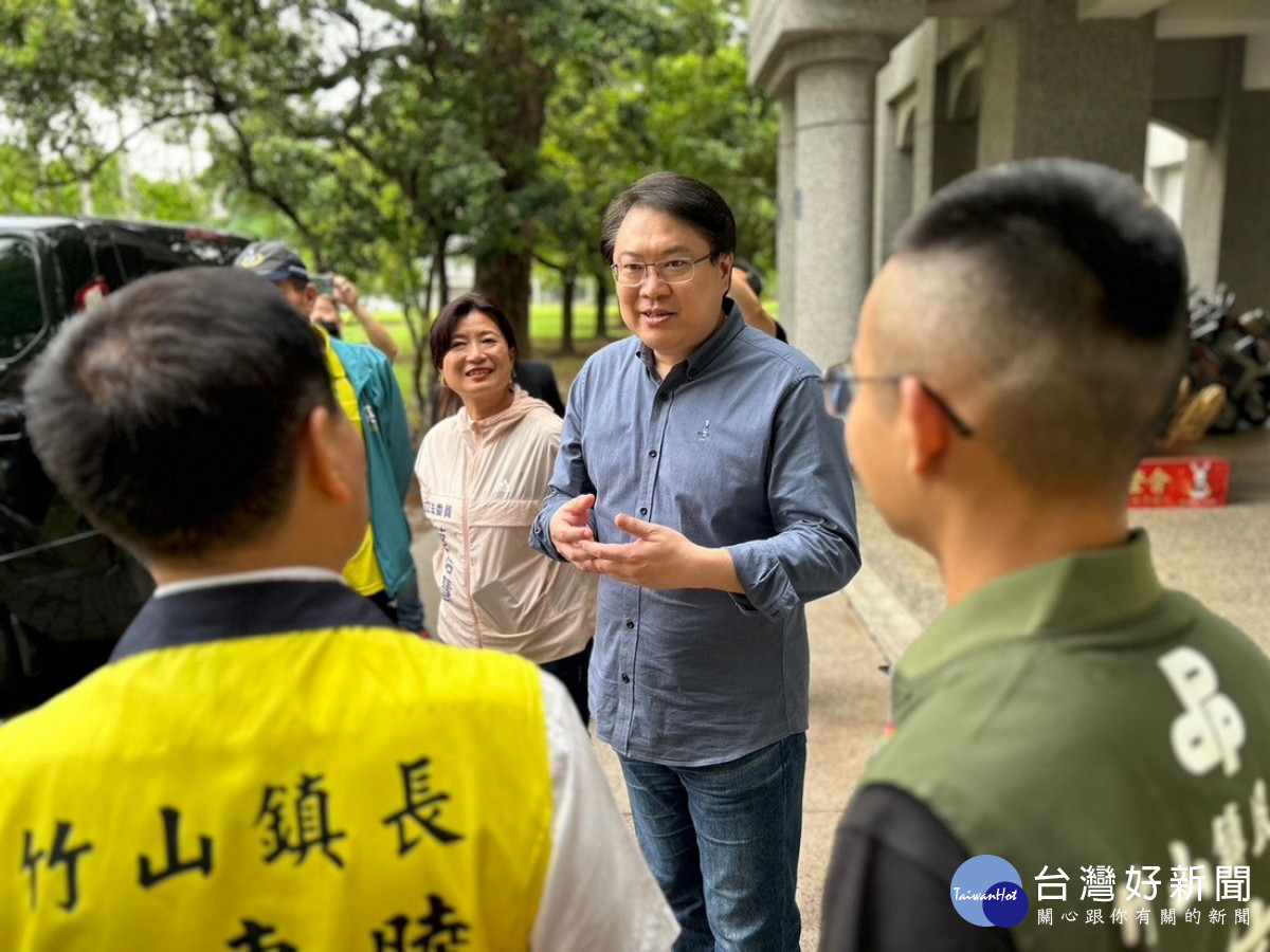 林右昌部長說,改善校園周邊人行道環境,讓家長在接送孩子上下學時更加安全,同時提升校園周邊的鄰里環境。