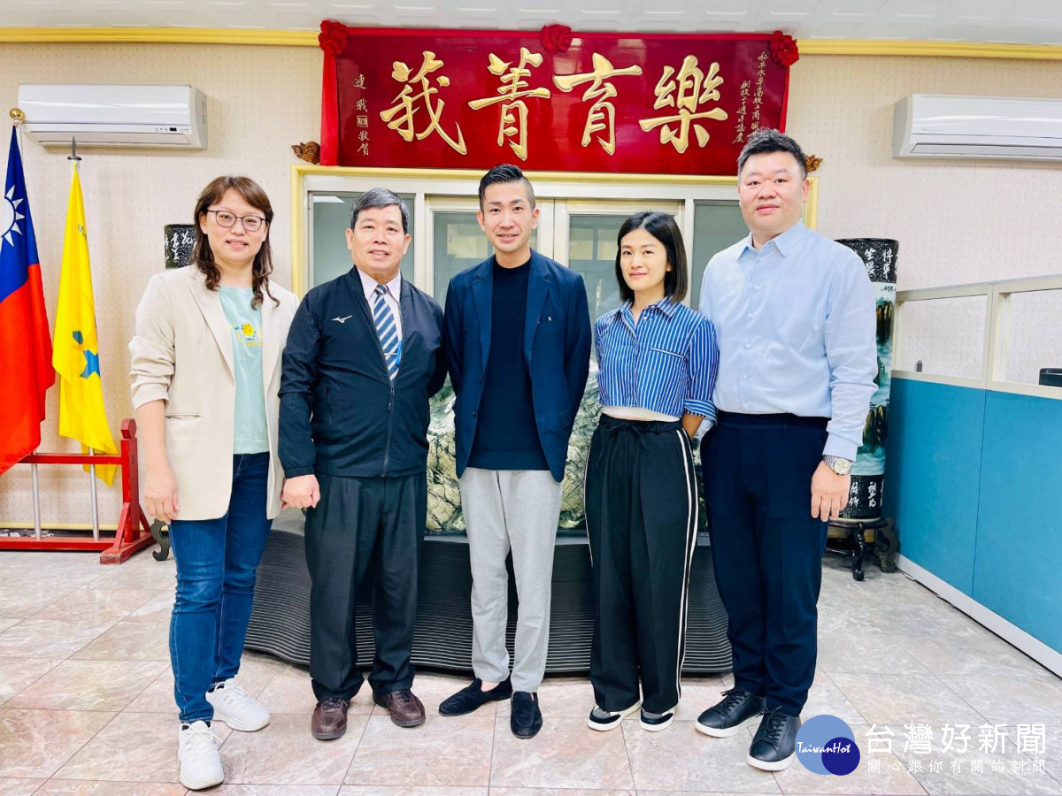 米其林二星的LOGY主廚田原諒悟(右三)與永平工商校長胡劍峯(左二)合影<br /><br /> 