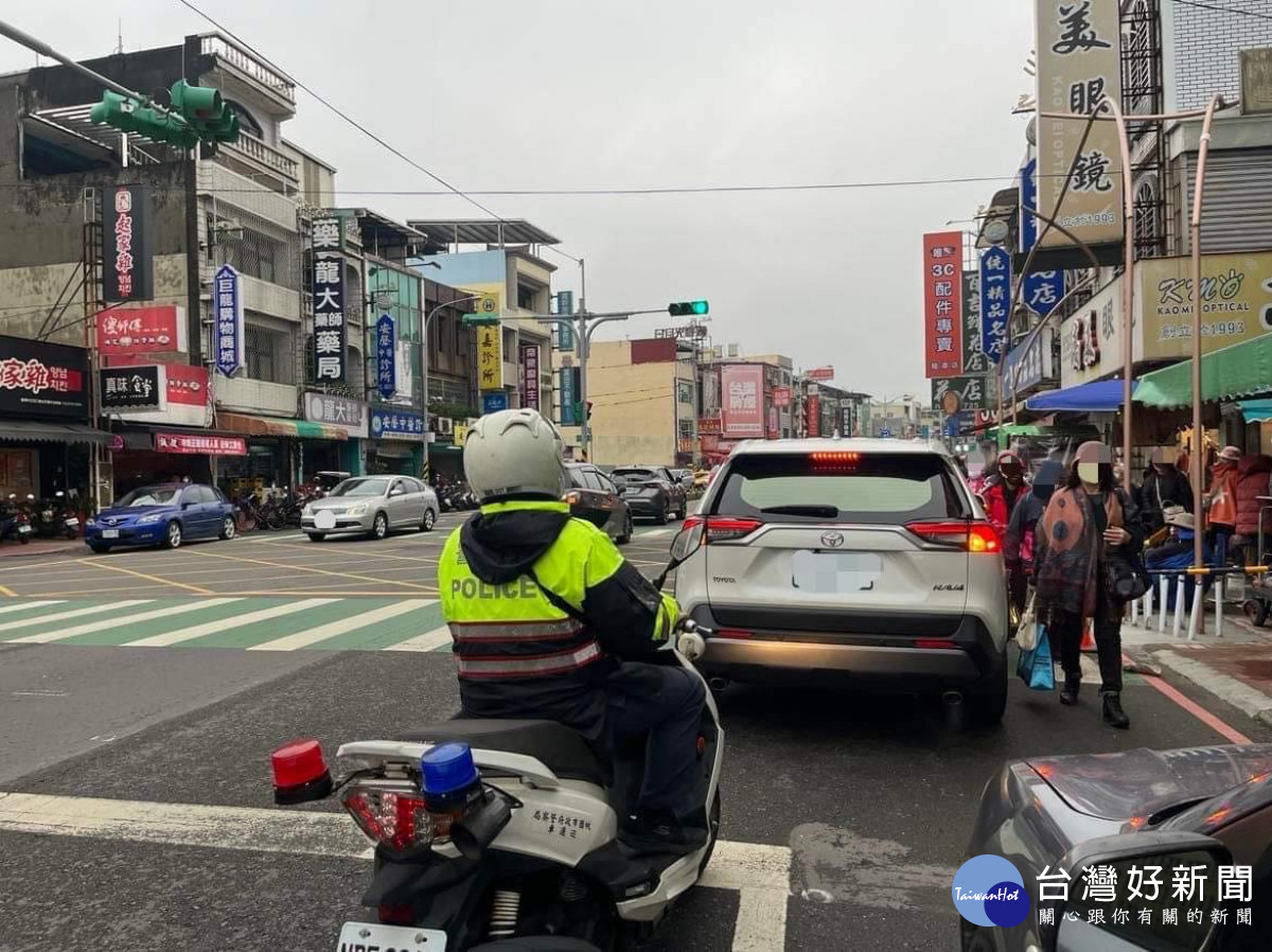 把「人行道禁止停車」當作空氣,龍潭警立懲違規以保障行人安全。