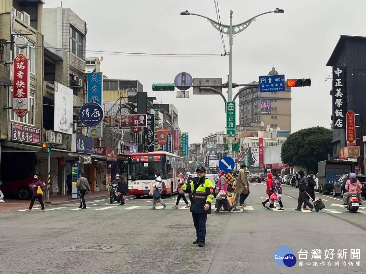 把「人行道禁止停車」當作空氣,龍潭警立懲違規以保障行人安全。