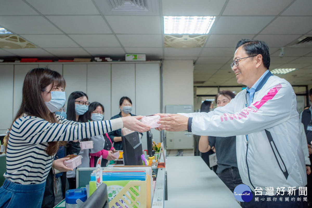 張市長致贈康乃馨花束，祝福同仁母親節快樂。
