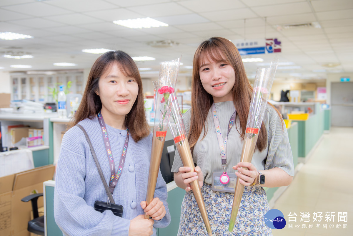 康乃馨花束將致贈同仁及洽公民眾。<br /><br /> <br /><br /> 