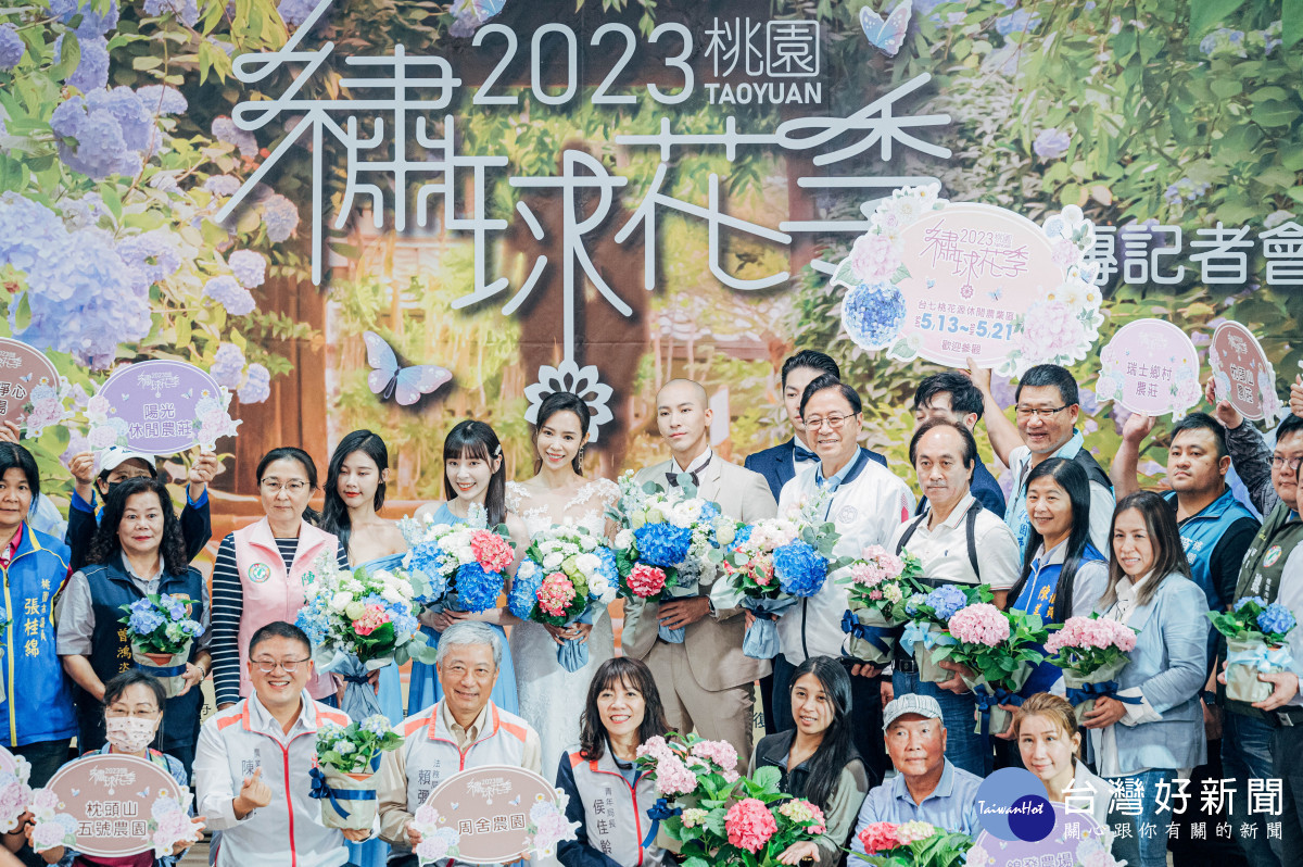 張市長與為記者會揭開序幕的藝人康茵茵等表演者及貴賓合影留念。