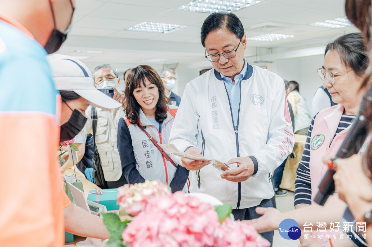 張市長參觀展出的復興區農特產品。<br /><br /> 