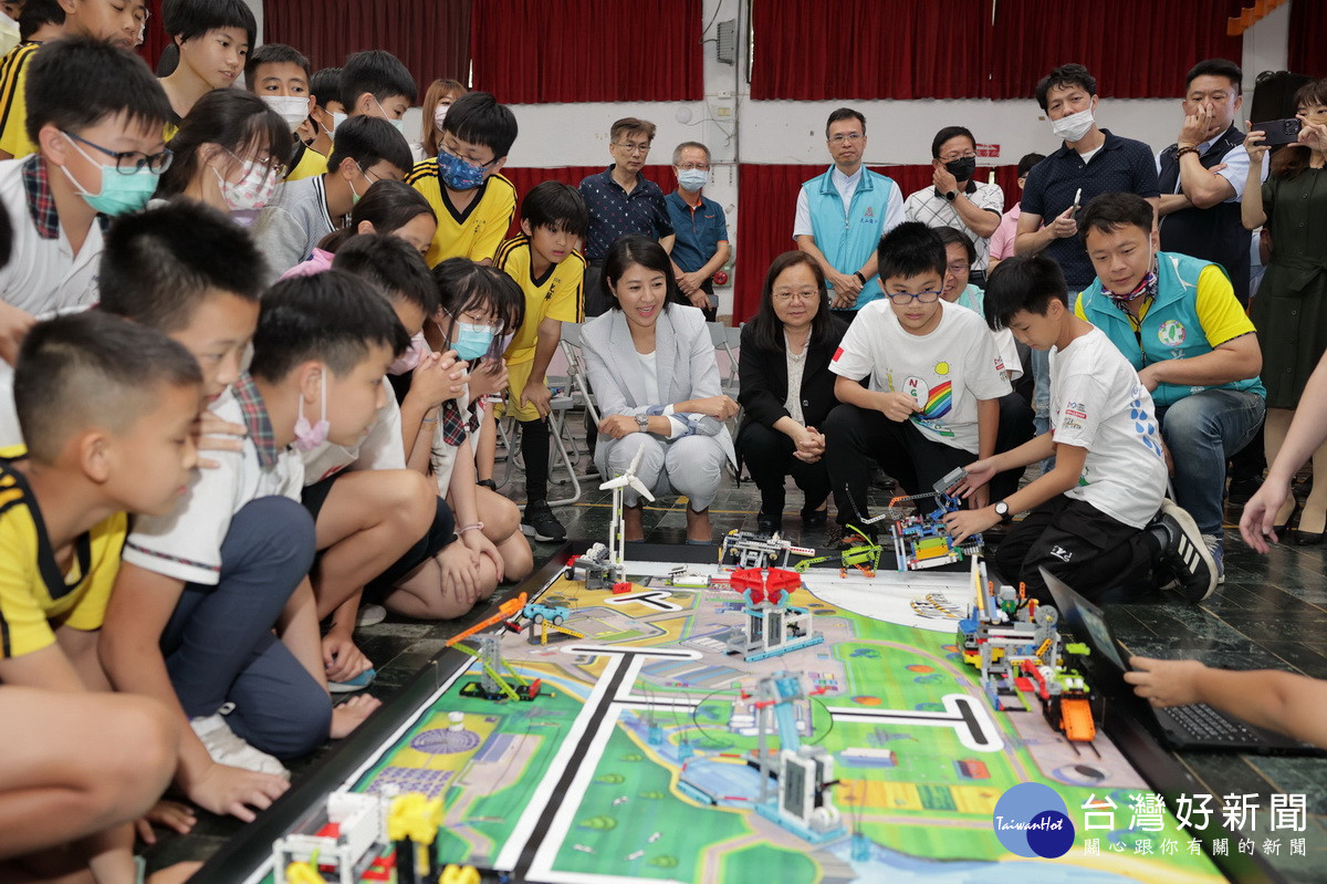 許縣長觀賞同學的解說與操作。(縣府提供)
