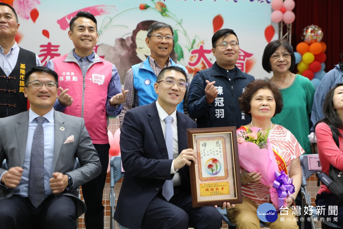 謝國樑表揚暖暖區模範母親　感謝為家庭無私付出