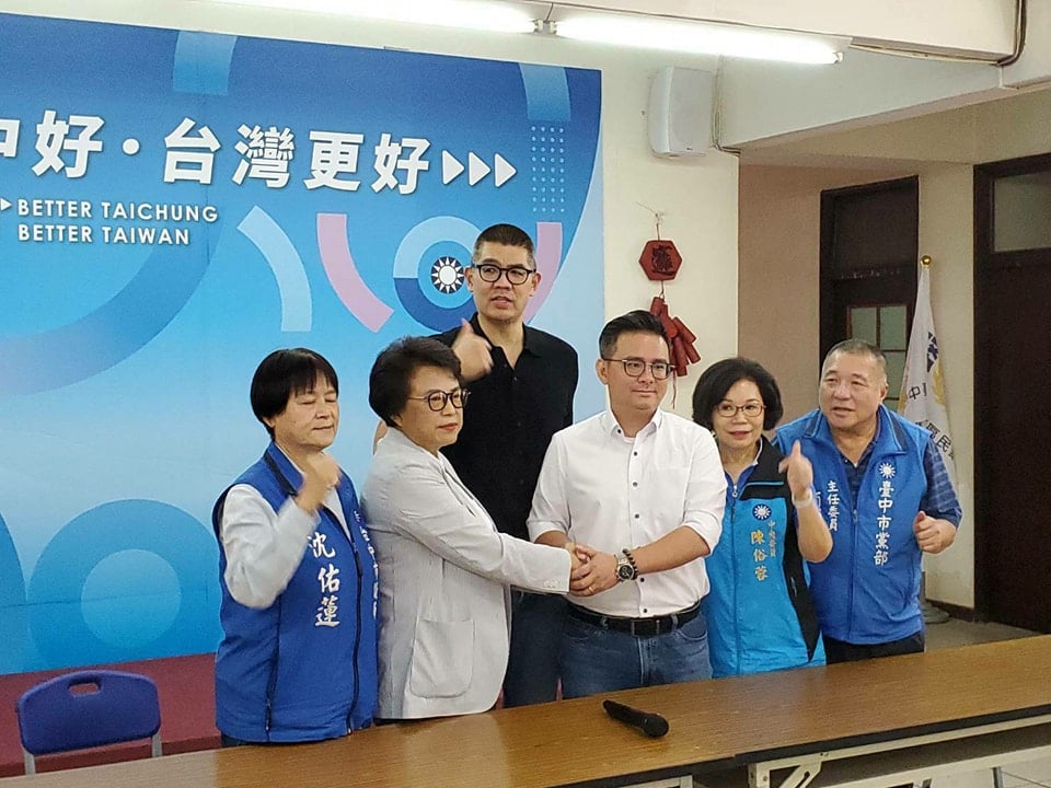 國民黨副主席連勝文(左3)居中協調,前立委沈智慧(左2)宣布退出立委初選。翻攝國民黨台中市黨部臉書