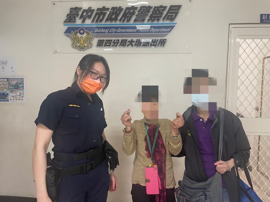 ▲ 家屬趕往派出所接回母親,兩人不斷向員警致謝 (圖/台中市警察局 提供)