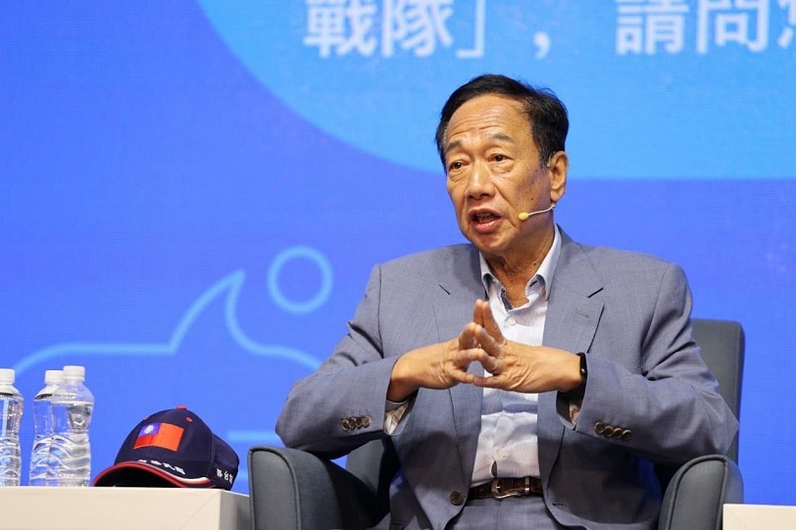 採購疫苗事件 被總統府深夜駁斥的郭董 直接把人名和溝通的內容和盤托出