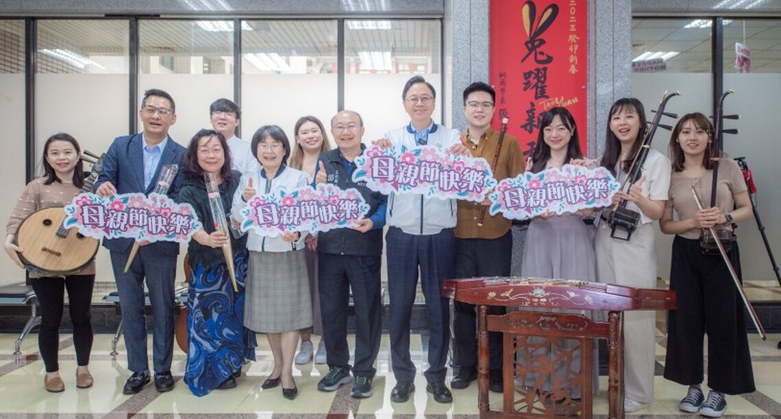 張善政贈送康乃馨獻祝福 「產後憂鬱心理諮商」5/10上路 成為最好的母親節禮物