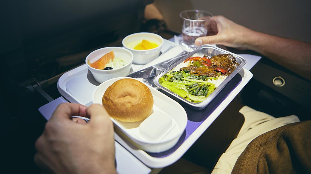 食物 盤 旅遊 運輸 美味 飲料 好吃 服務 蛋糕 人 手 飛機 叉 黃油 餐飲 男人 飛行 餐 牛肉 乘客 蔬菜 刀具 一個人 板 飯 糕點 在室內 晚餐 旅遊 美食 遊客 吃 享受 麵包 飛行 水 健康飲食