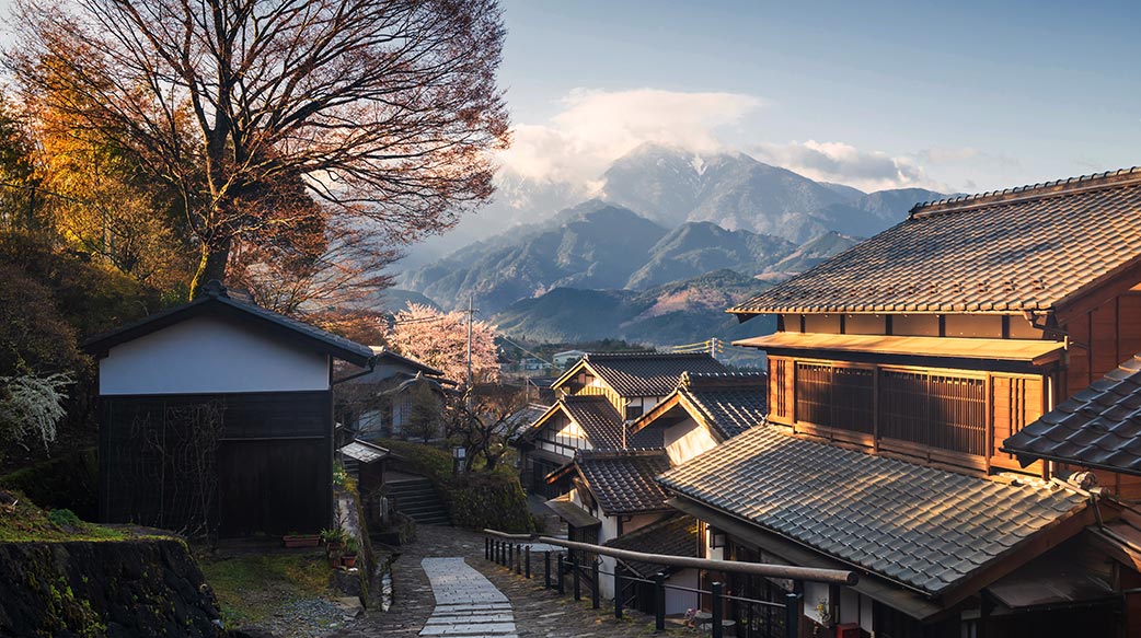 景觀 日本 日 下坡 建築 日落 早晨 日本 旅遊 房子 鄉村 橫 谷 天空 木 遊客 春天 線索 農村 日出 藍色 老 傳統 健康 鎮 山 里程碑 旅遊 歷史性 古 背景 村 著名 櫻花 職位 徒步旅行 夏天 山 引力 櫻花